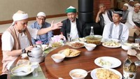 Tidak hanya makan bersama keluarga, Ustad Arifin Ilham juga kerap makan bersama ulama lain. Kala itu mereka memakan sajian tradisional seperti sate ayam, semangkuk sayur, dan beberapa gorengan lengkap dengan saus kacang.  Foto: Istimewa