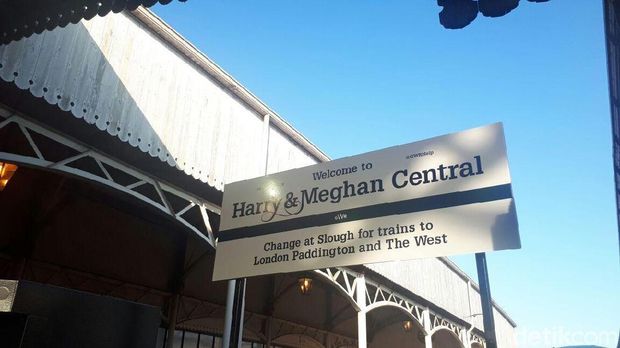 Papan nama Harry & Meghan Central.