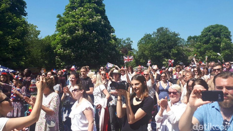 Tepuk Tangan Meriah di Windsor Saat Harry dan Meghan Resmi Menikah Tepuk Tangan Meriah di Windsor Saat Harry dan Meghan Resmi Menikah