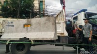Beton diangkat menggunakan crane di truk tersebut. Foto: Carlo Homba/detikcom