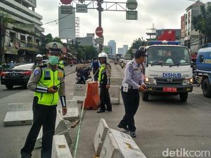 Diminta Sandi, Dishub Bongkar Beton Perekayasa Lalin di Mampang