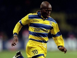 Faustino Asprilla pernah hampir gabung Darlington F.C. pada 2002 bahkan kabarnya sudah sampai diarak-arak di lapangan klub itu. Tapi, kesepakatan tak kunjung terjadi dan Asprilla pun dipinang Atletico Nacional. (Foto: Shaun Botterill/Allsport)