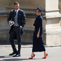 David dan Victoria Beckham tiba di gereja St. Georges Chapel yang berada di komplek Kastil Windsor, Windsor, Inggris, Sabtu (19/5/2018), untuk menghadiri pernikahan Pangeran Harry dan Meghan Markle. Foto: Getty Images