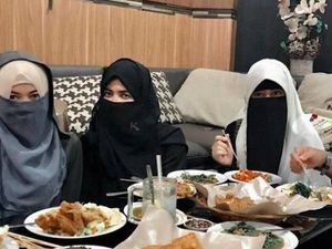 Begini Gaya Ustad Arifin Ilham Saat Bersantap Bareng Tiga Istrinya dan Para Ulama