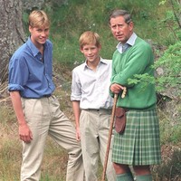 Foto bertiga bersama sang ayah di tahun 1997. Putri Diana telah meninggal dalam kecelakaan maut di Paris. Saat itu usia pangeran Harry sekitar 12 tahun. Foto: Istimewa