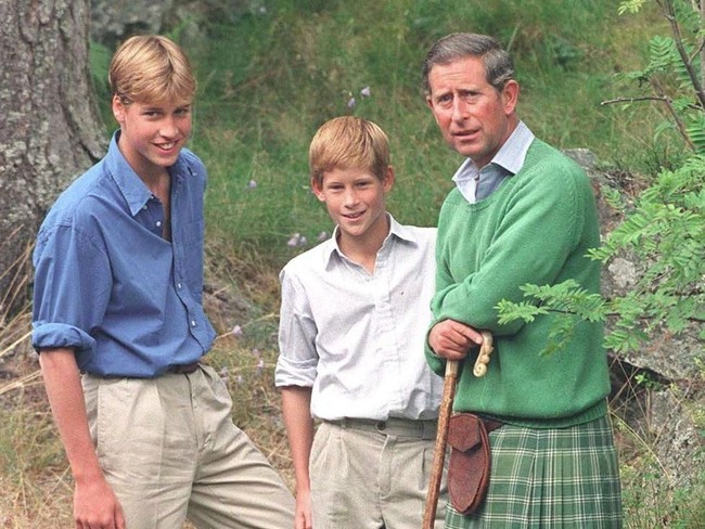 Foto bertiga bersama sang ayah di tahun 1997. Putri Diana telah meninggal dalam kecelakaan maut di Paris. Saat itu usia pangeran Harry sekitar 12 tahun. Foto: Istimewa