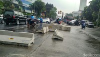 Beton-beton tersebut tampak semrawut setelah dibongkar. Foto: Carlo Venansius Homba/detikcom