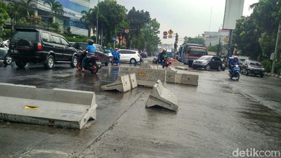Semrawutnya Beton Rekayasa Lalin di Mampang yang Dibongkar Warga