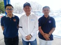 Ketua Umum Gemabudhi Bambang Patijaya (Tengah)