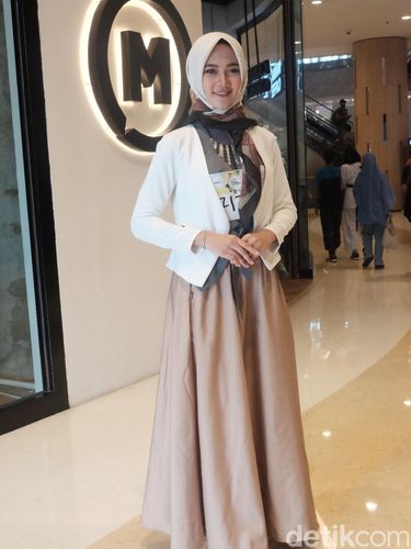 Nggak Nyangka, Hijabers Berparas Manis ini Bisa Debus Makan Lampu Neon