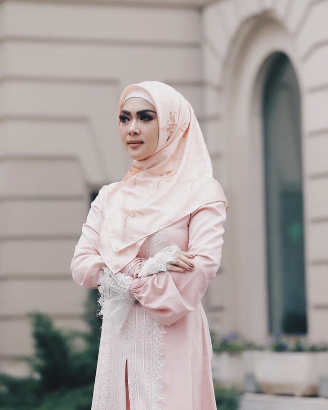 Selain mengomentari scarf Fatimah Syahrini, tidak sedikit juga netizen yang memuji gaya Syahrini berhijab. Mereka pun mendoakan penyanyi 35 tahun itu bisa segera berhijab seperti adiknya Ai Syahrani. Foto: Syahrini