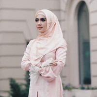 Selain mengomentari scarf Fatimah Syahrini, tidak sedikit juga netizen yang memuji gaya Syahrini berhijab. Mereka pun mendoakan penyanyi 35 tahun itu bisa segera berhijab seperti adiknya Ai Syahrani. Foto: Syahrini