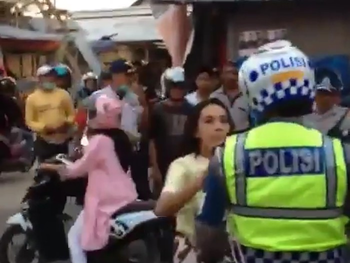 Viral Video Emak-emak Marahi Polantas dan Ngaku Keluarga Pejabat
