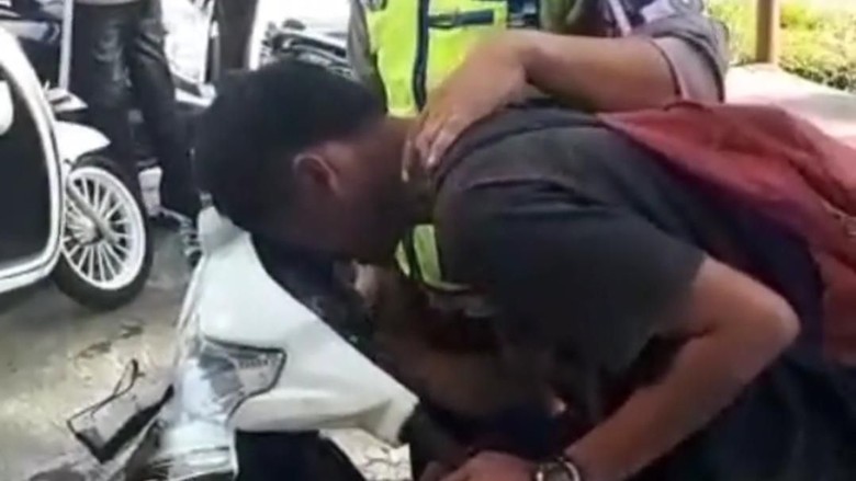 Heboh Pemotor Ditilang lalu Akting Kesurupan Heboh Pemotor Ditilang lalu Akting Kesurupan