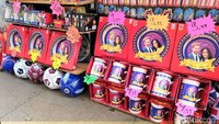 Cinderamata Meghan-Harry juga dijual di kios oleh-oleh, salah satunya di kawasan Oxford Street. Jenis barang yang dijual lebih bervariasi yaitu gelas, piring pajangan, tas, bendera, hingga kaus. Harganya lebih miring yaitu di bawah 10 Poundsterling (sekitar Rp 200.000). Foto: Indah Mutiara Kami/detikcom