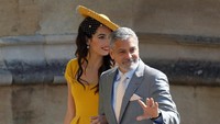 George tampak gagah dengan setelan jas abu-abu sedangkan Amal terlihat menawan dengan dress kuning. Odd ANDERSEN/Pool via REUTERS
