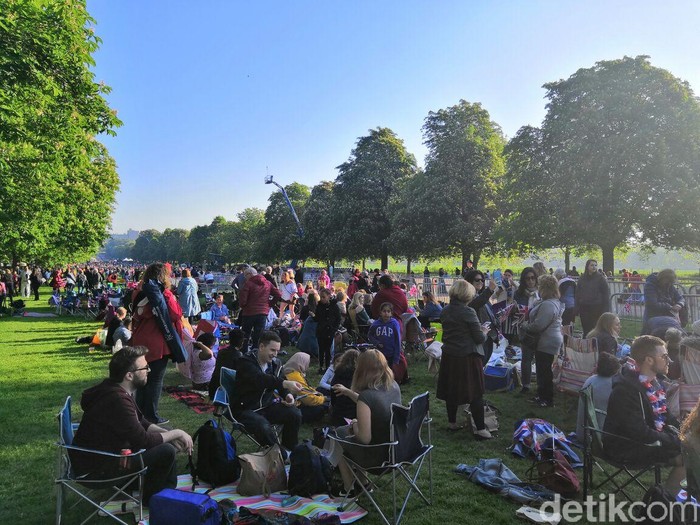 Asyik Piknik Sambil Menanti Royal Wedding Pangeran Harry-Meghan