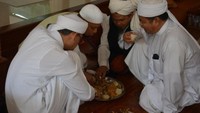 Keren! Lesehan dan makan satu nampang bersama tiga ulama lainnya. Ustad Arifin Ilham terlihat sangat lahap memakan sajian yang tampak seperti sajian khas Timur Tengah. Foto: Istimewa