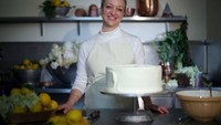 Nama Claire Ptak mulai dikenal saat ia dipilih oleh Pangeran Harry dan Meghan untuk membuat Lemon Elderflower Cake sebagai kue pengantin mereka. Foto: Istimewa/Getty Images