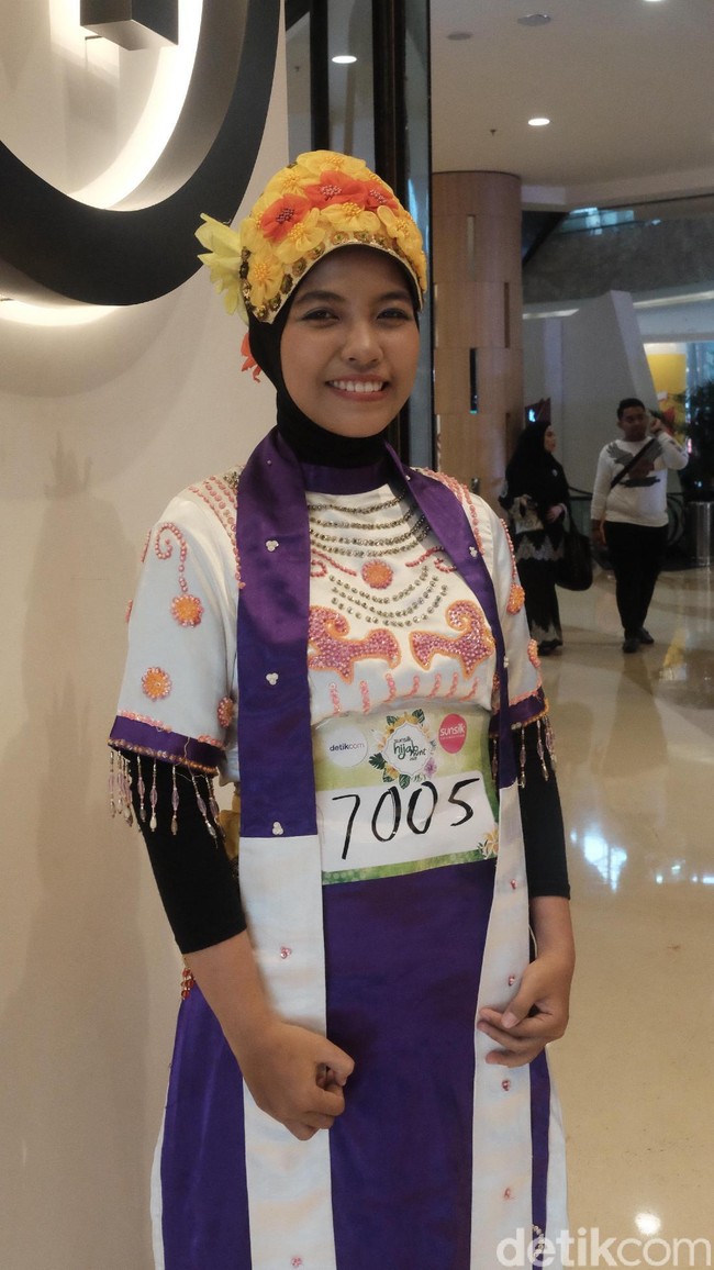 Suci Witri juga akan menampilkan tari Jaipong. Mahasiswi jurusan Bahasa Arab ini tampil maksimal dengan husana tradisional Jawa Barat bernuansa ungu. Sebelumnya ia telah rutin berlatih di Sanggar Tari Palapa di kawasan Grogol Jakarta. Foto: Silmia Putri/Wolipop