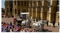 Usai pemberkatan, rangkaian acara Royal Wedding akan diikuti dengan parade kereta kuda mengelilingi kota Windsor dengan menggunakan kereta kuda Asciot Landau dari abad ke-19 yang juga akan diiringi dengan marching band serta pasukan militer. Foto: Pool (Youtube)