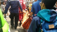 Petugas langsung mengevakuasi jenazah. Foto: Carlo Venansius Homba/detikcom