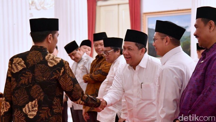 Momen Jokowi, Fahri Hamzah dan Fadli Zon bertemu di Istana untuk buka puasa bersama.