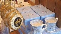 Suvenir-suvenir itu dipajang rapi untuk menarik minat wisatawan. Foto: Indah Mutiara Kami/detikcom