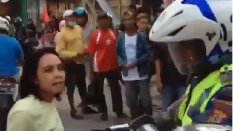 Polri Bangga Anggotanya Tetap Sabar Meski Dipukuli Emak-emak Polri Bangga Anggotanya Tetap Sabar Meski Dipukuli Emak-emak