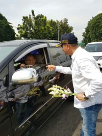 Aksi bagi-bagi bunga