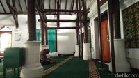 Tiang atau saka guru yang ada di Tajug Agung Pangeran Kejaksan itu masih kokoh berdiri. Tiang tua yang jumlahnya 16 buah itu masih kuat menyangga masjid, yang luasnya sekitar 400 meter persegi (Sudirman Wamad/detikTravel)