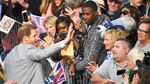 Semringahnya Pangeran Harry Sapa Warga Jelang Royal Wedding