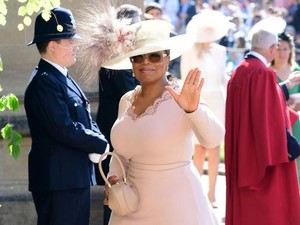 Hadiri Pernikahan Pangeran Harry-Meghan, Oprah Winfrey Cantik Bergaun Pink