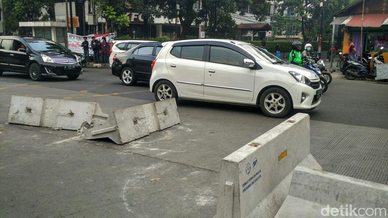 Viral Warga Bongkar Beton Rekayasa Lalin di Mampang, Ini Faktanya Viral Warga Bongkar Beton Rekayasa Lalin di Mampang, Ini Faktanya