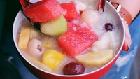 Duh, potongan buah yang ada di sop buah ini sengaja berukuran besar. Isinya juga sangat beragam. Ada buah leci, anggur, semangka, nangka, apel hingga melon. Mantap! Foto: Instagaram amazingindonesiafood Foto: Instagram