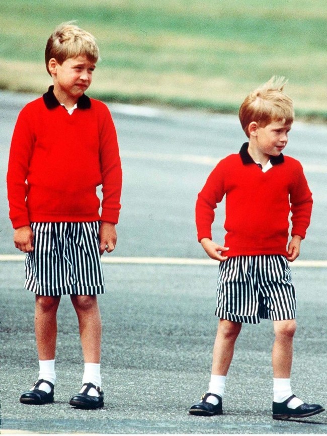 Sejak kecil pangeran Harry dan William selalu kompak dengan busana senada. Di foto ini usia Pangeran Harry sekitar lima tahun.  Foto: Istimewa