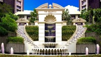 The Peninsula Manila, Filipina. Dibuka pada tahun 1976, The Peninsula Manila bukan hanya hotel mewah tertua. Tetapi sebuah hotel ini telah menjadi landmark tersendiri bagi Filipina dengan rentang harga kamarnya dimulai dari USD 205 (CNN Travel)