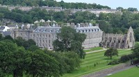 Palace of Holyroodhouse terletak di Skotlandia. Pada akhir Juni hingga awal Juli, Ratu Elizabeth sering mengadakan Holyrood Week untuk merayakan acara kebudayaan, sejarah, dan pencapaian Skotlandia. Royal.uk/Istimewa.