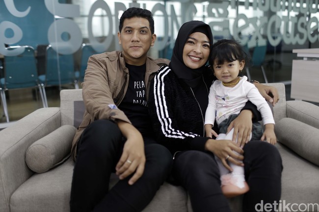 Vokalis grup musik Kotak, Tantri Syalindri membuktikan bahwa hijab tidak menghalangi karirnya di dunia musik rock. Ia memutuskan berhijab dan tetap eksis di panggung musik.  Foto: Asep Syaifullah