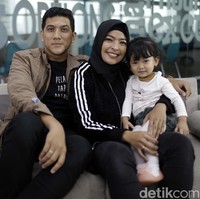 Vokalis grup musik Kotak, Tantri Syalindri membuktikan bahwa hijab tidak menghalangi karirnya di dunia musik rock. Ia memutuskan berhijab dan tetap eksis di panggung musik.  Foto: Asep Syaifullah
