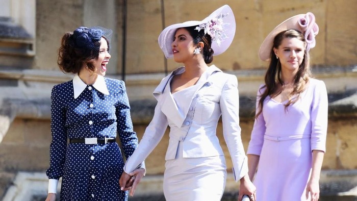 Priyanka Chopra (tengah) saat menghadiri pernikahan Pangeran Harry dan Meghan Markle (Foto: Getty Images) Priyanka Chopra (tengah) saat menghadiri pernikahan Pangeran Harry dan Meghan Markle (Foto: Getty Images)