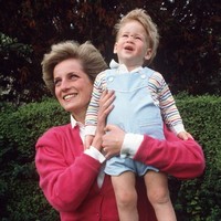 Masa-masa kecil bahagia bersama sang bunda Putri Diana.  Foto: Istimewa