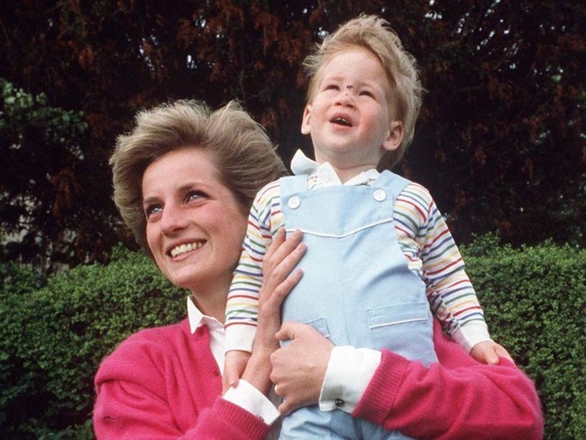 Masa-masa kecil bahagia bersama sang bunda Putri Diana.  Foto: Istimewa