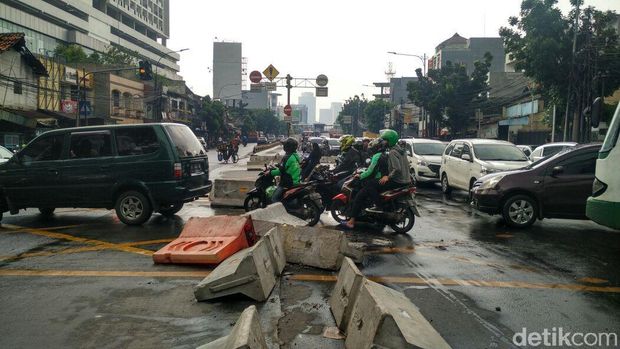 Beton pembatas tampak berantakan usai dibongkar warga