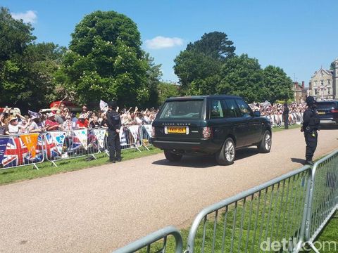 Seru! Fans Saksikan Meghan Markle Menuju Lokasi Pernikahan