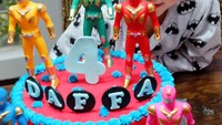 Kue ulang tahun Dafa juga tak kalah unik nih. Kue bulat berlapis ganache ini bertema Power Rangers. Keren! Foto: instagram @sorayalarasat1