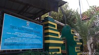 Di depan gangnya terdapat gapura yang menandakan awal berdirinya Tajug Agung Pangeran Kejaksan. Dalam gapura itu tercatat pembangunan Tajug Agung Pangeran Kejaksan pada tahun 1480 (Sudirman Wamad/detikTravel)