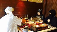 Tidak hanya makan sajian tradisional. Ustad Arifin Ilham juga mengajak ketiga istrinya untuk makan di restoran shabu-shabu. Mereka terlihat sedang berbagi lauk. Foto: Istimewa