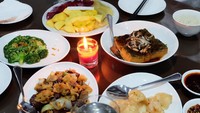 Meskipun di rumah, makan malam romantis bersama sang suami harus tetap lengkap ya. Ada menu udang, brokoli, ayam hingga buah segar.  Foto: instagram @sorayalarasat1
