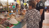 Meski sudah besar, Bertrand tetap dekat dan akrab dengan sang ibu. Ia sering menemani sang ibu makan, termasuk ketika memilih ikan asin di pasar. Foto: Instagram @bertrand1407